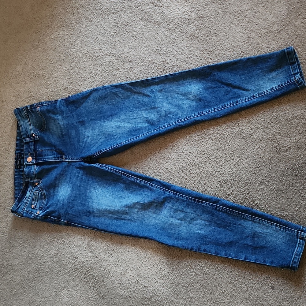 Womens jeans. Good condition. Size 7 length 28"